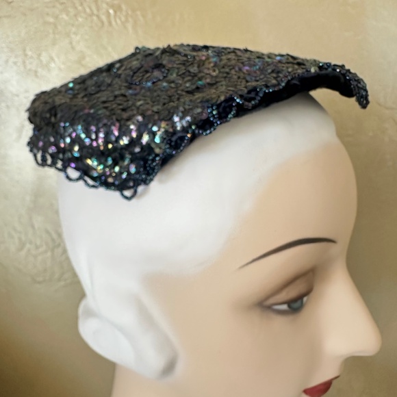 DESIGNER 1950s' IRIDESCENT SEQUIN AND BEADS COCKTAIL HAT - Picture 6 of 9